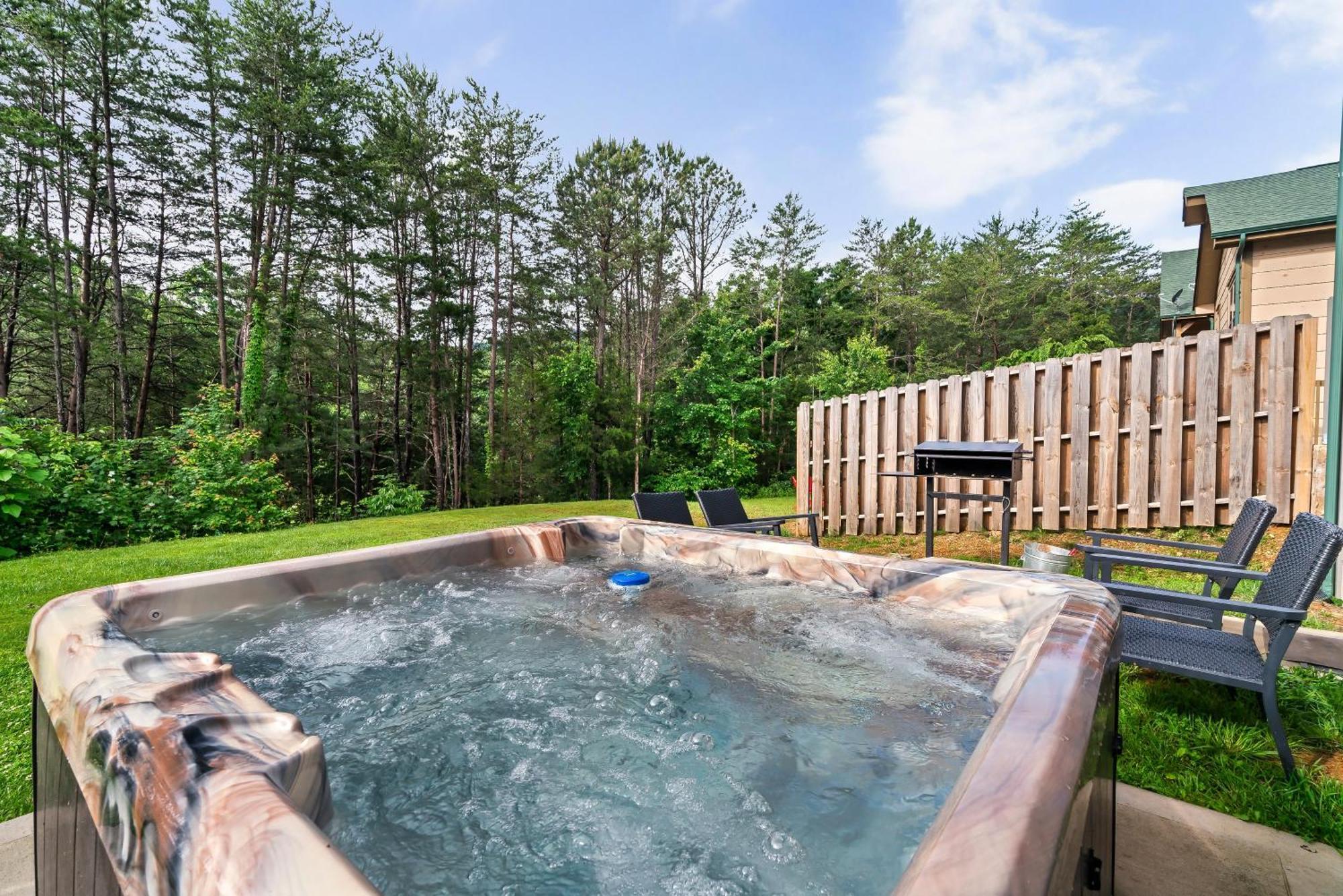 Luxury 3-Br Cabin Minutes From Parkway With Game Room And Hot Tub Pigeon Forge Dış mekan fotoğraf