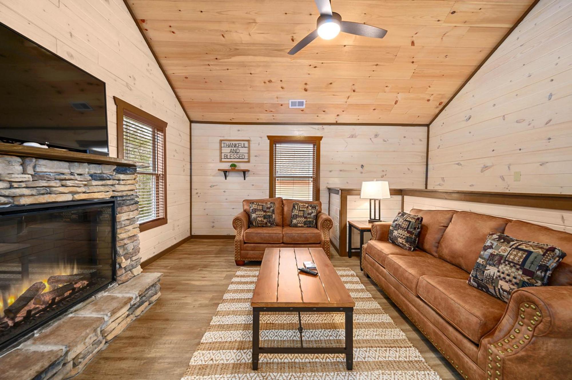 Luxury 3-Br Cabin Minutes From Parkway With Game Room And Hot Tub Pigeon Forge Dış mekan fotoğraf